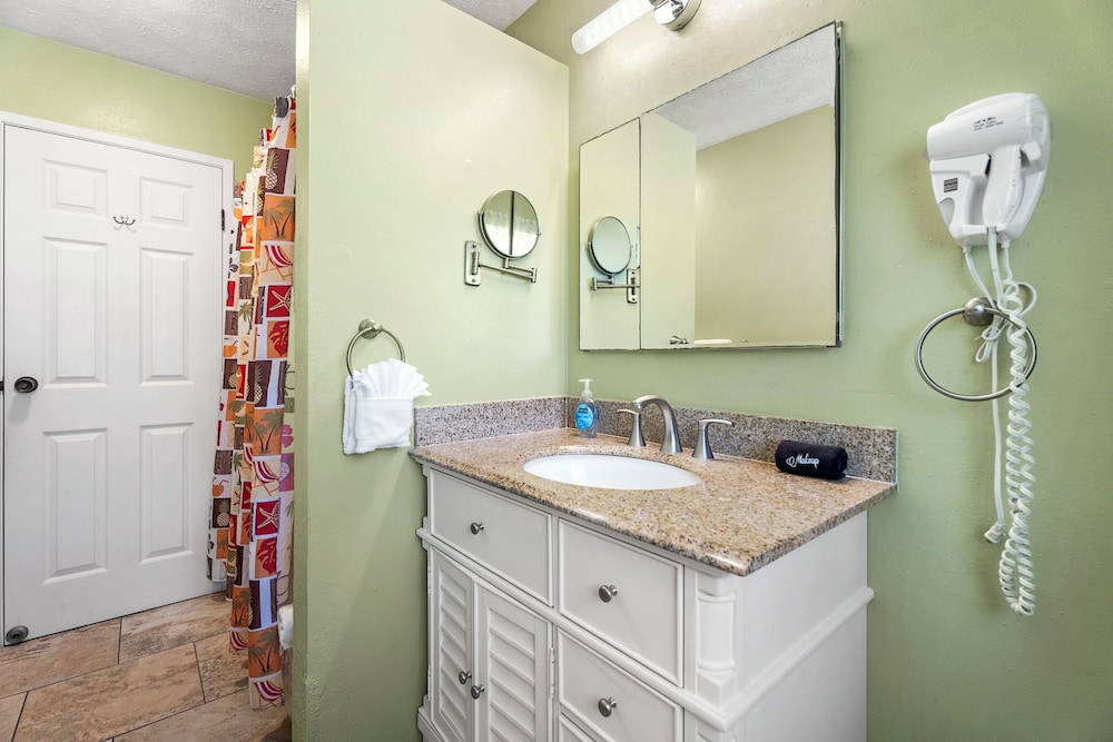 Steps From Lanai to Beach - AC & Wifi - Affordable- Vrkcv