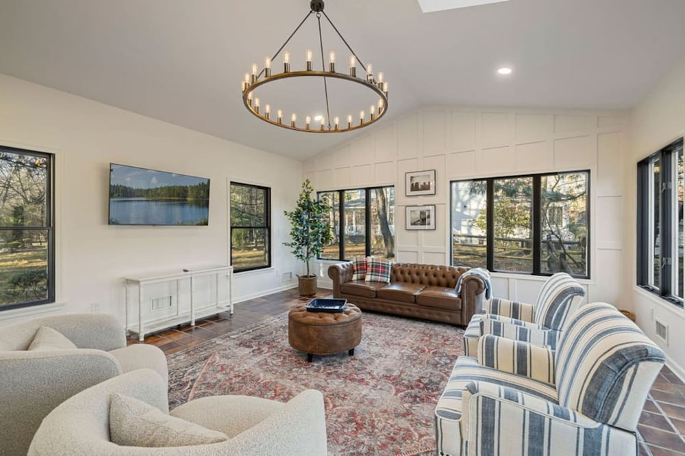 Peaceful Mini Mansion Sleeps 18