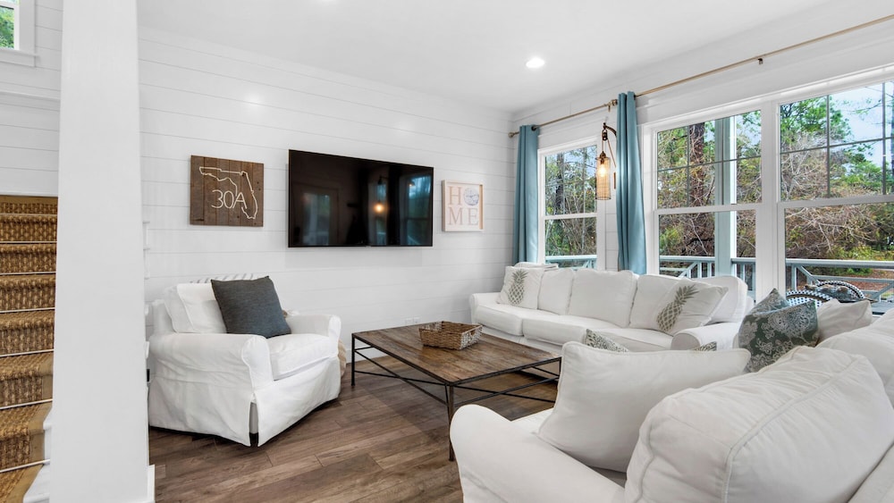 Best of Both Worlds: Pool, Golf Cart, Nearby Attractions & Steps to Beach!