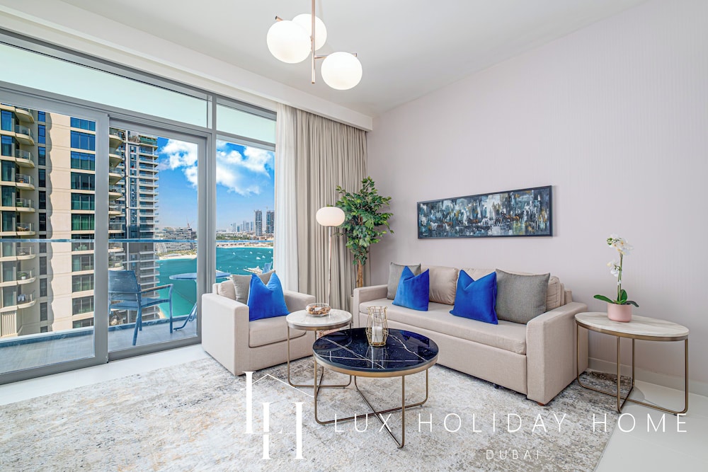 LUX The Marina Vista Beachfront Suite 5