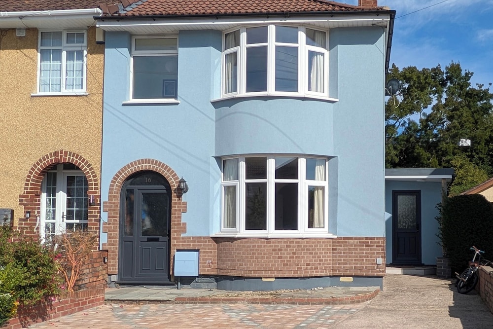 Cherry View House. 3-beds - Sleeps up to 8, Garden & Parking. Short Stays of all Types Welcome