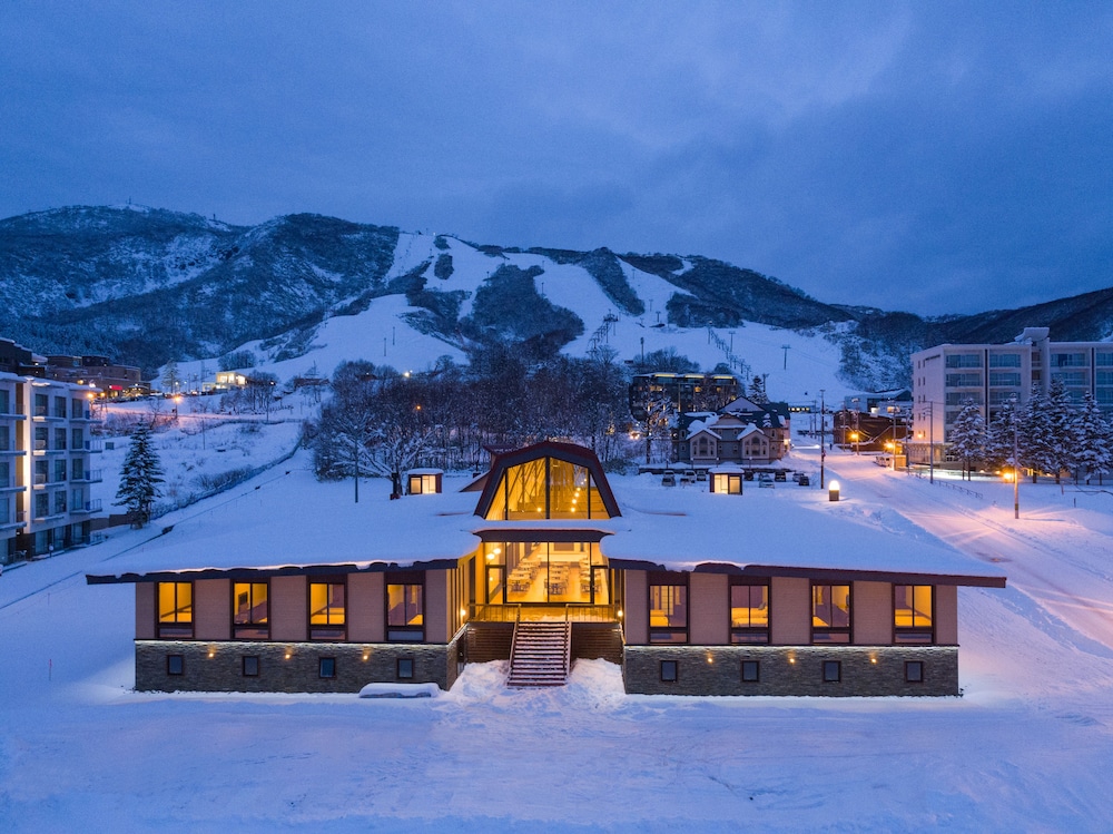 Hotel Niseko Hakuunso - Image 1