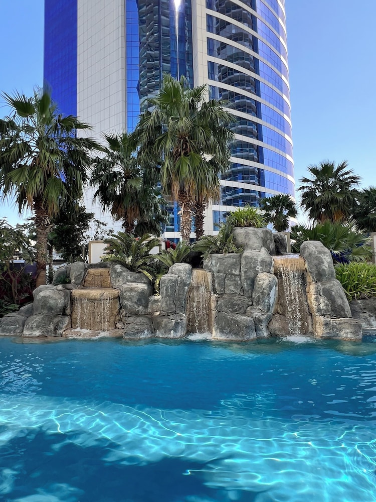 Grapeful Stay – Luxury Hostel Paramount Tower Business Bay