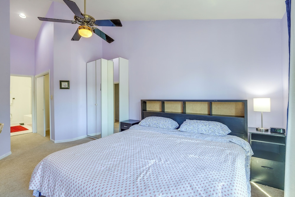 Close to Hospital & Dulles: Herndon Townhome