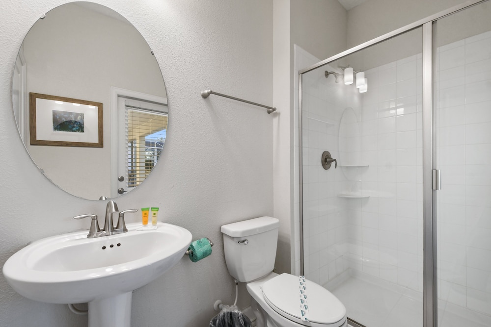 Green View Villa: 6 Beds, Pool & Resort Access