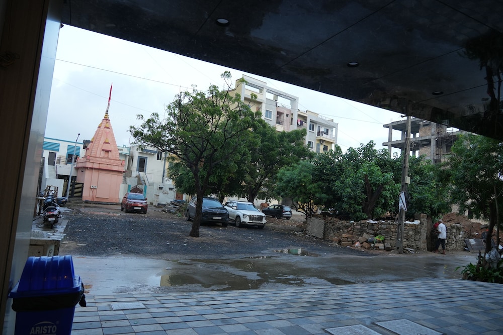 Hotel The Grand Om Krishna