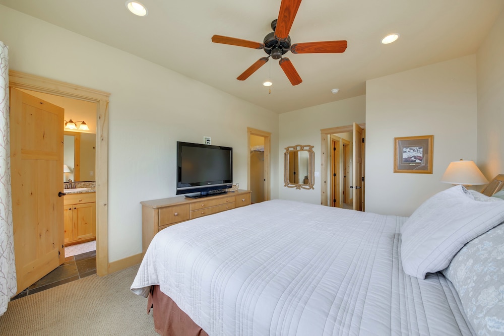 Walk to Schweitzer Village: Mountain-view Home