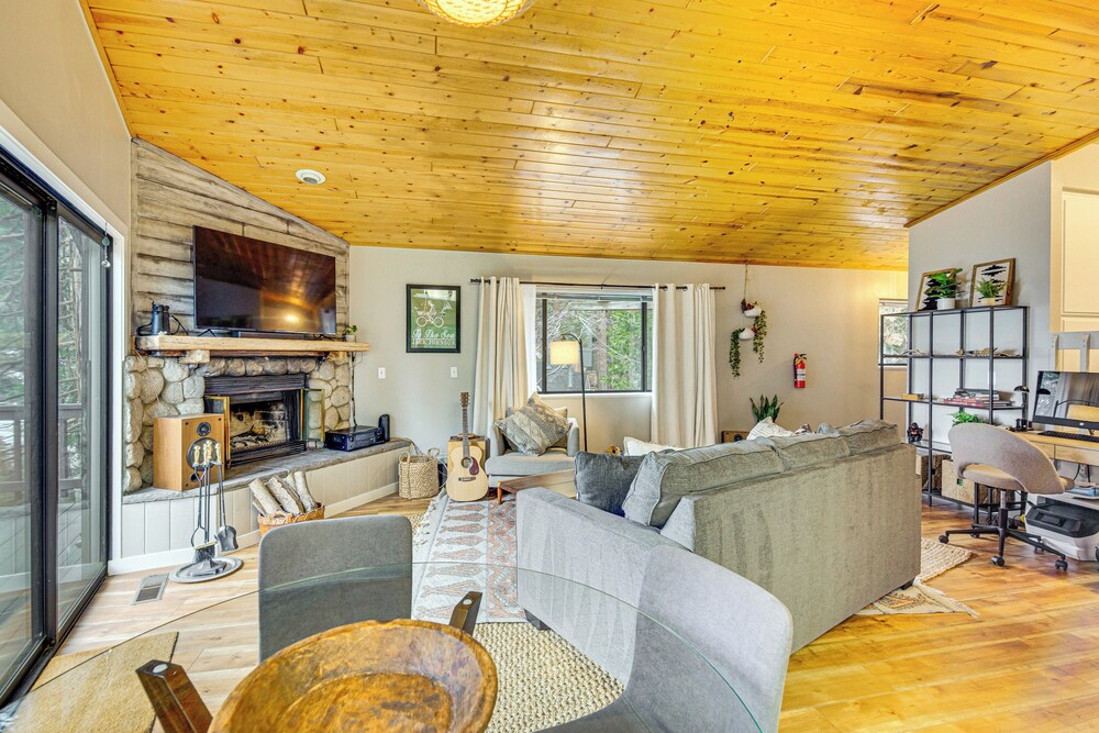 2 Mi to Lake Arrowhead: Treetop Retreat w/ Deck