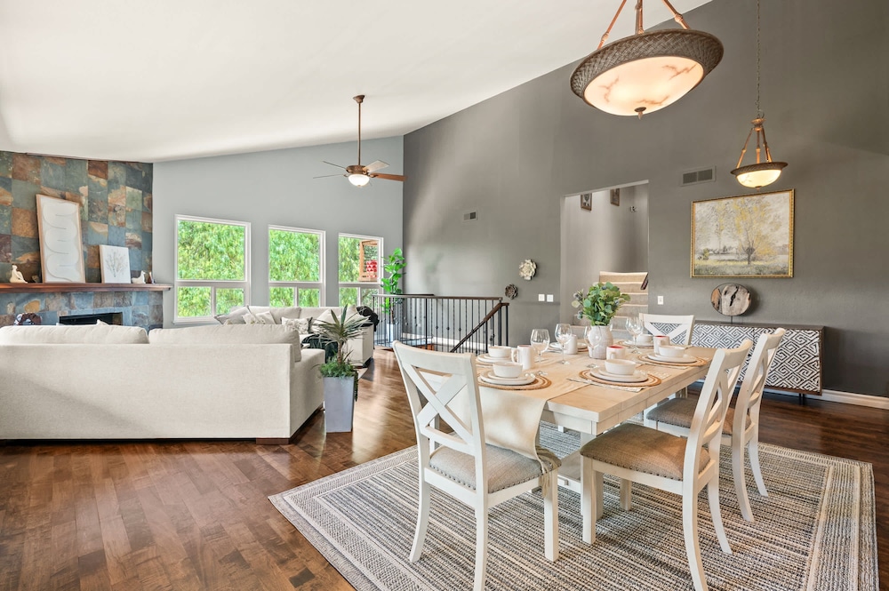 Mountain View Family Retreat w Game Room Scenic Decks