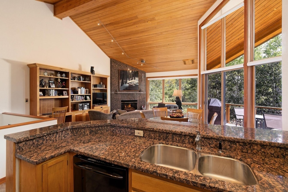 Snowmass View Private Townhome With Ski-in/ Ski-out by The Woodrun V Townhouses by RedAwning view 4