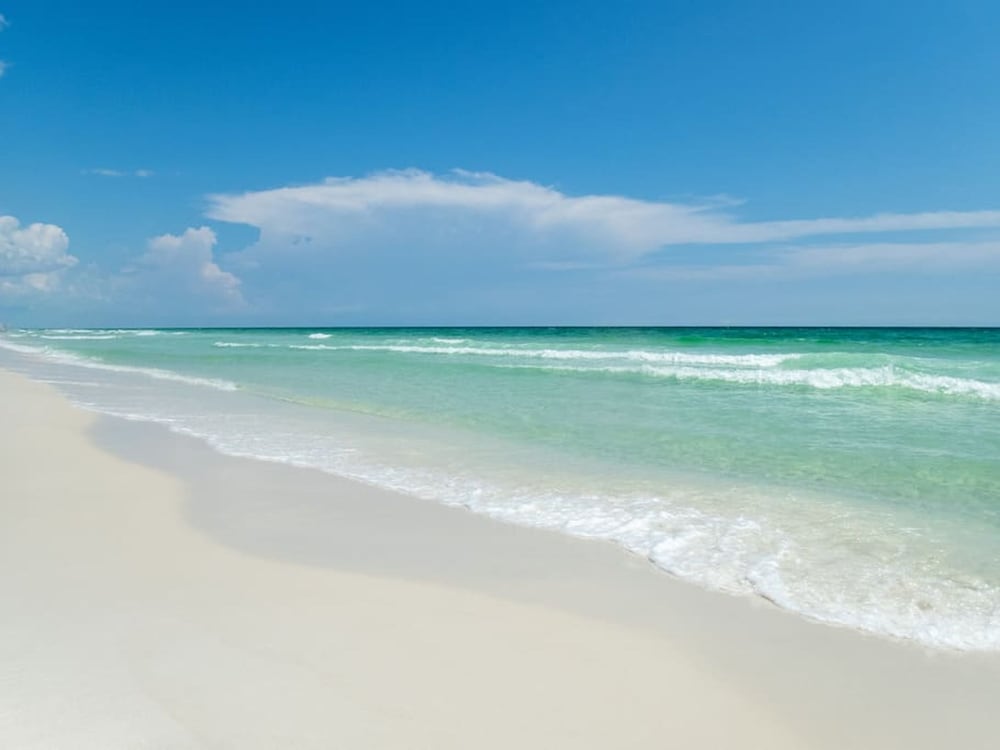 Fall Retreat Condo w Heated Pool Hot tub Pier Pk