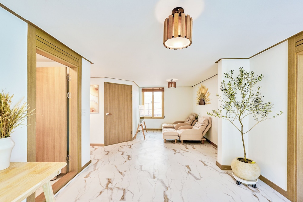 SA Tailored Serviced Home near Metro