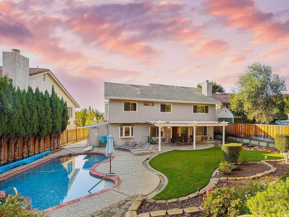 @ Marbella Lane - 4BR Siliconvalley Gempool House