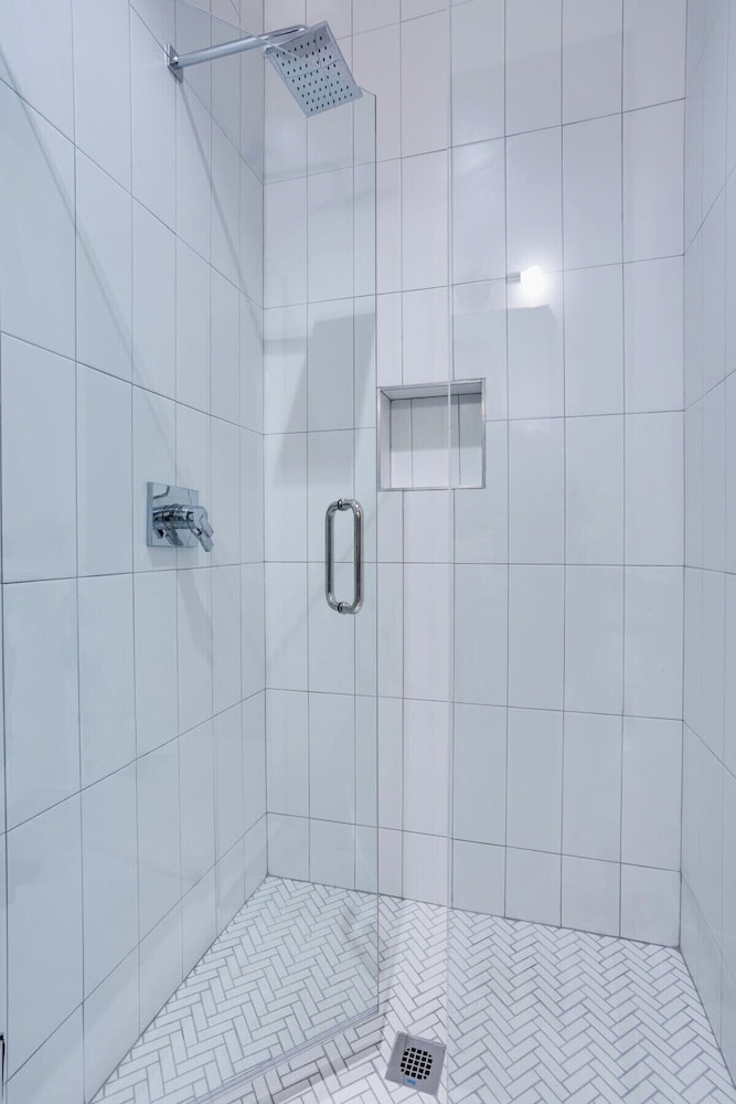 East Nash Oasis - 13 Beds - Going Fast