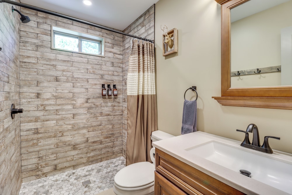 Hot Tub & Community Beach: Albrightsville Home!