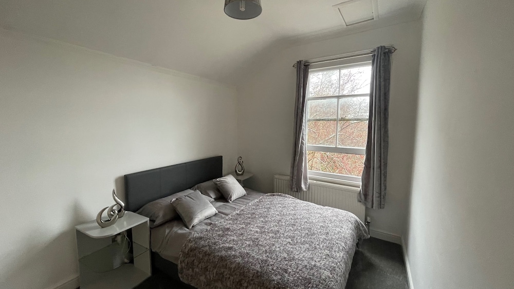 House - Sleeps 6 - Garden - Parking
