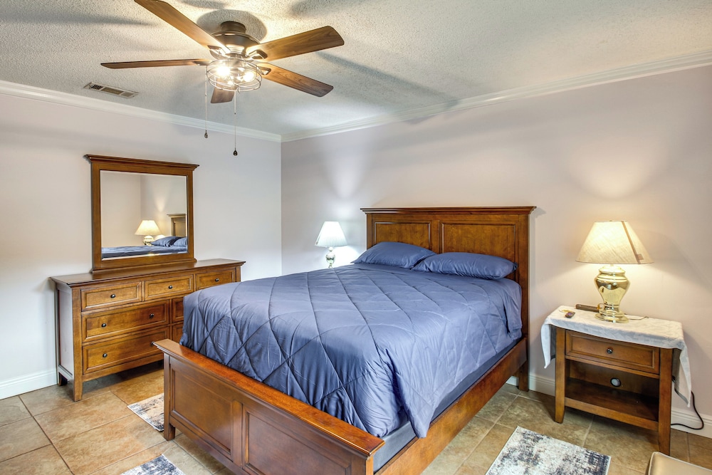 Shop, Dine & Visit Uwf: Pensacola Home w/ Yard!