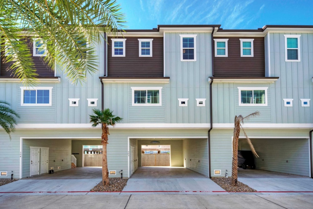 Sleeps 33! 4 Condos, Walk to the Beach, Resort-style Pool, Endless Summer Resort