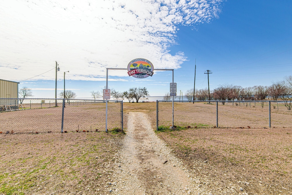 Waterfront Lake Tawakoni Home w/ Yard & Fire Pit