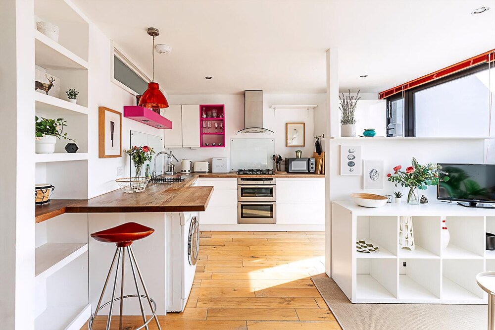 Bright Flat For 2 in Dartmouth Park