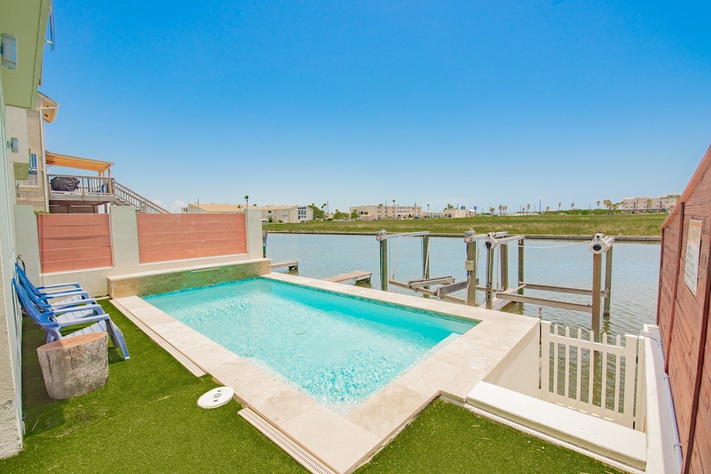 Waterfront Condo With Rooftop + Pool + Boat Slips