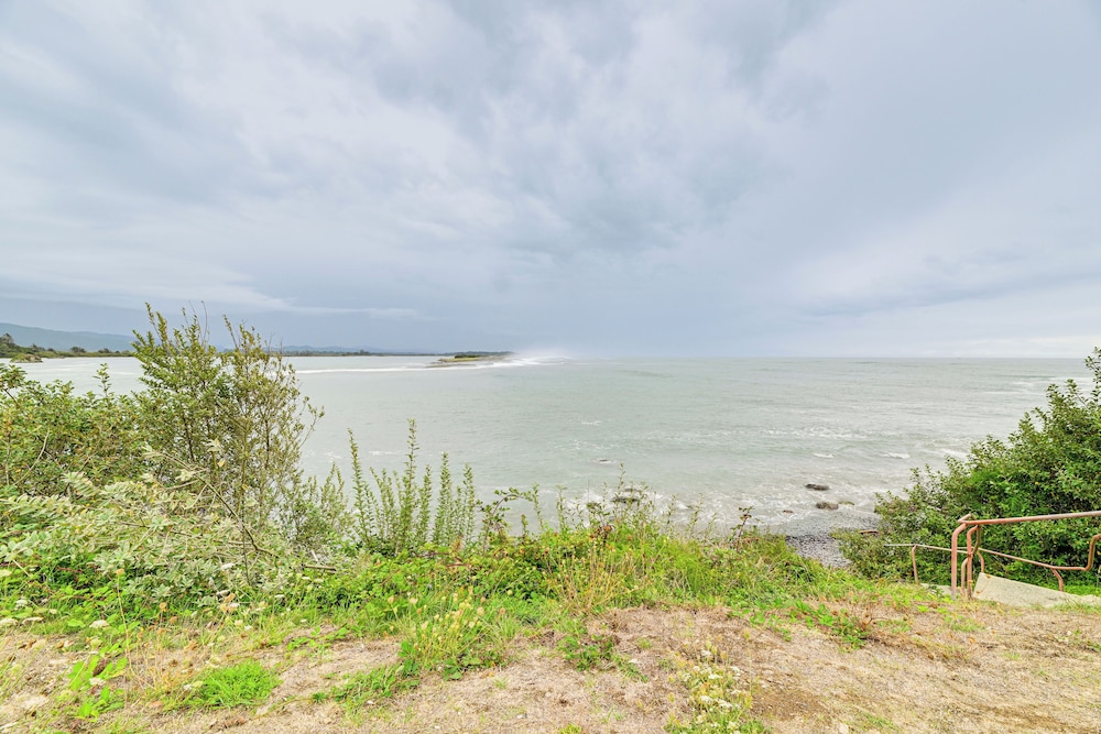 Fish & Hike: Quiet Smith River Cabin Near Ocean!