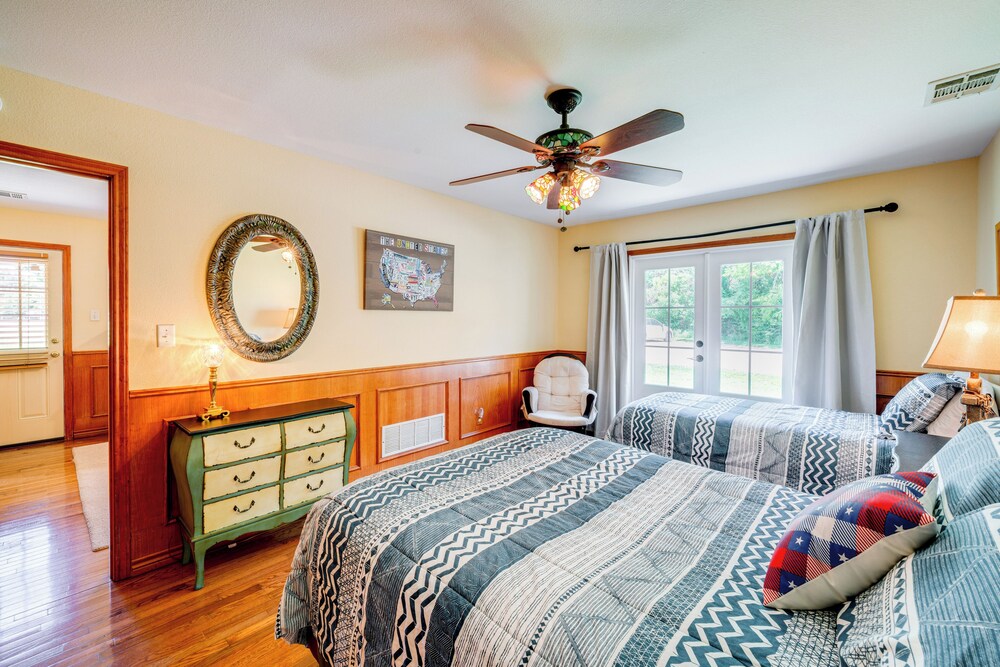 Sunrise Cove RC Llc: Lakefront Home w/ 2 Casitas!