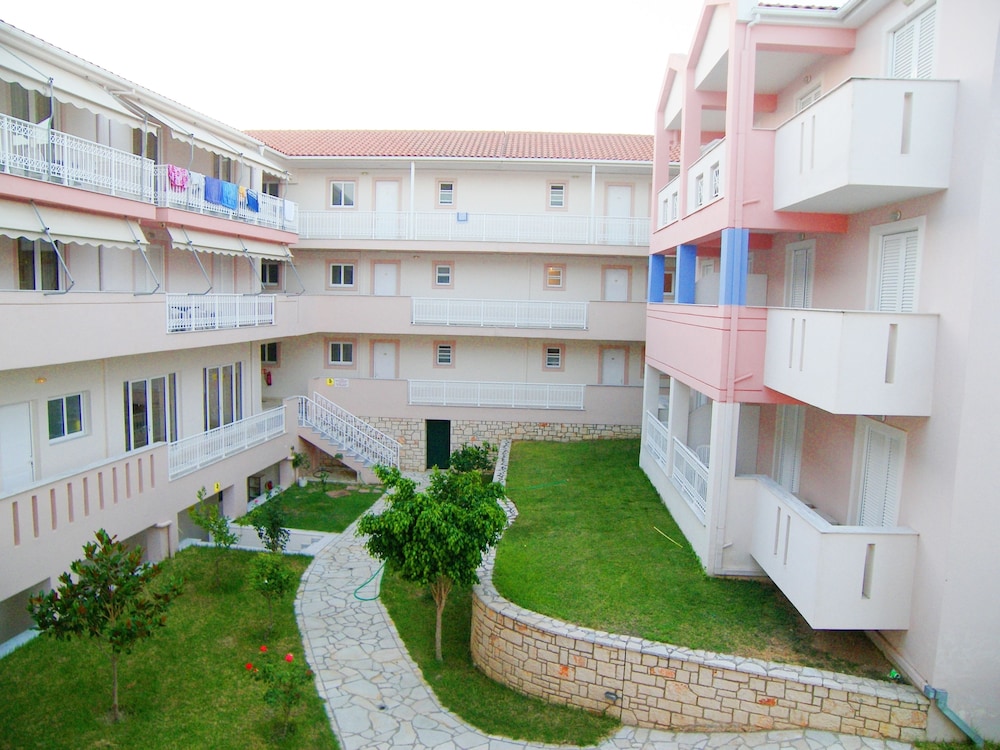 Hotel Xenos Kamara Beach - Image 1