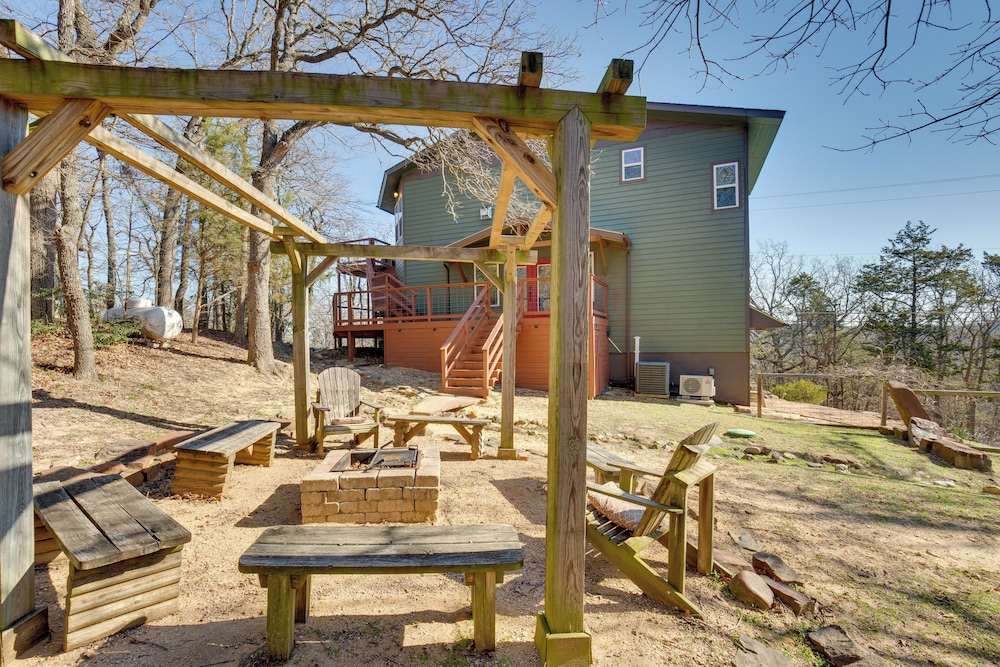 Serene Valley Views: Lake Texoma Retreat