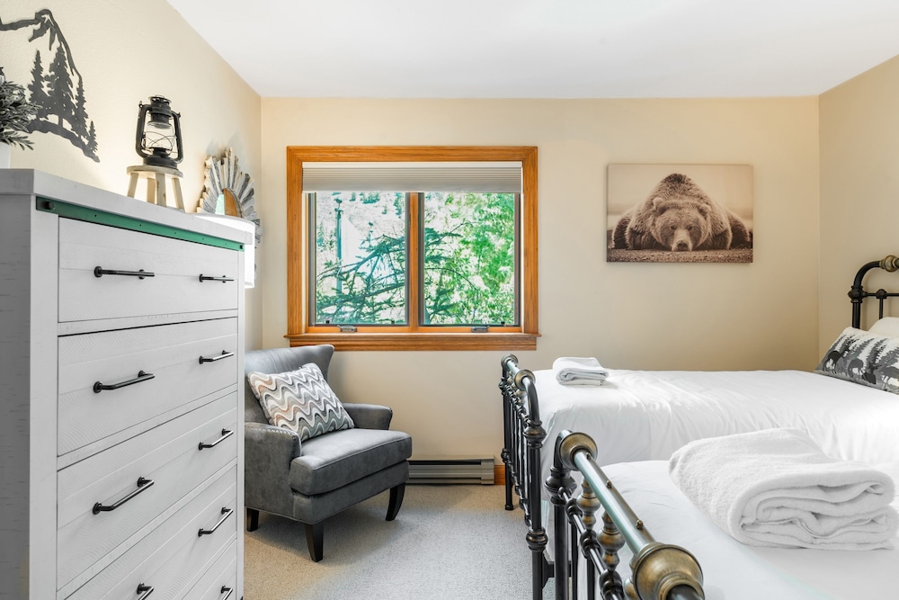 Cimarron Lodge 14 by Avantstay Ski-in Ski-out Property in Complex w Two Hot Tubs Permit 3601