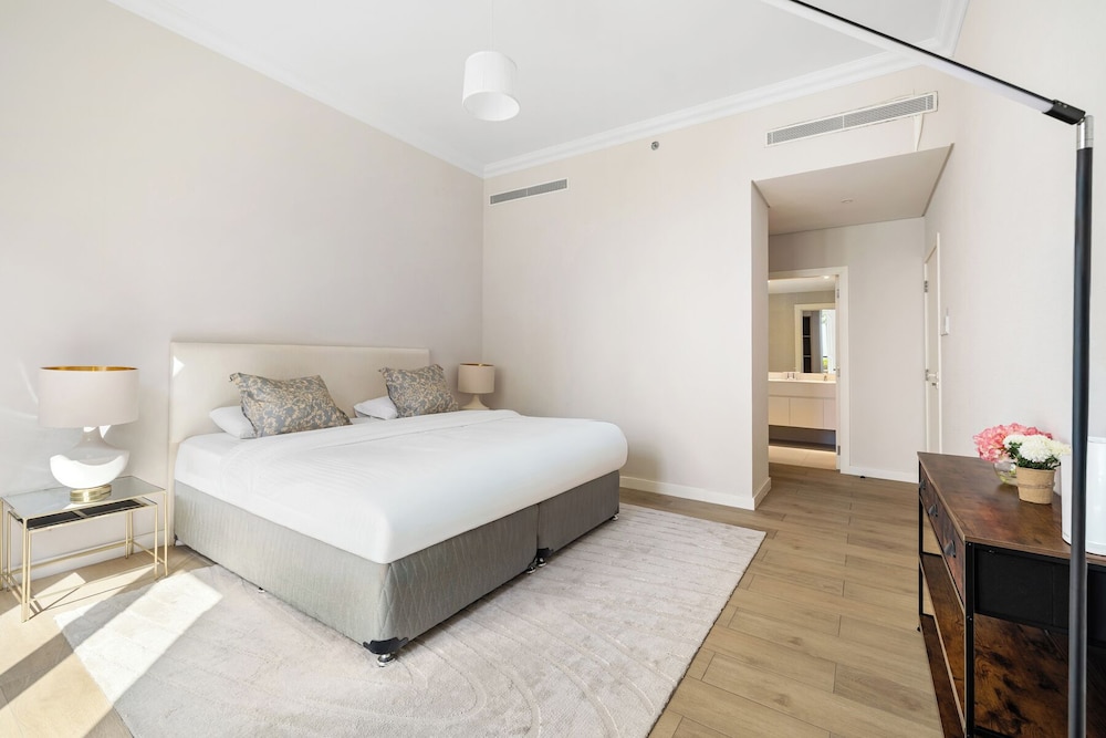 Stylish 2BR with Beach Access