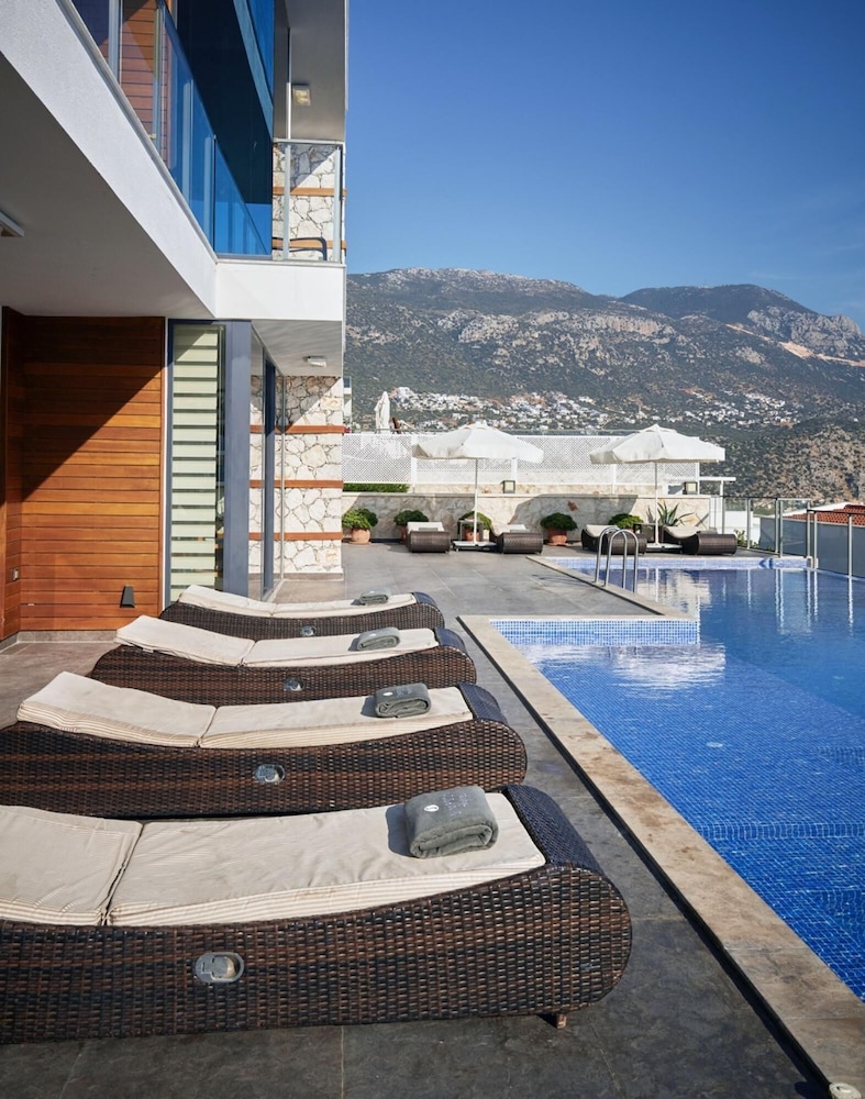Villa Elmas -stunning 5 bed Villa With Rooftop bar view 4