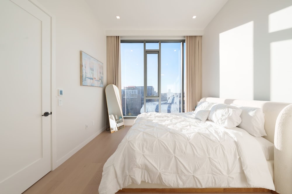 New Luxury Penthouse w Pool Gym in Flushing