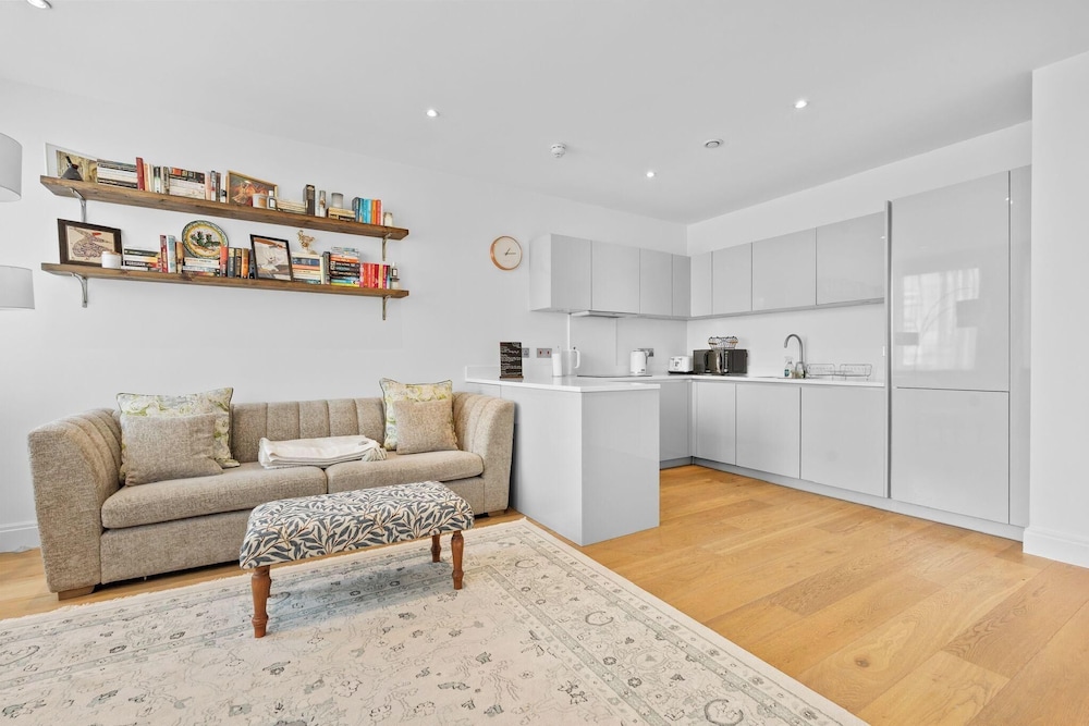 London Road Apartment in Isleworth