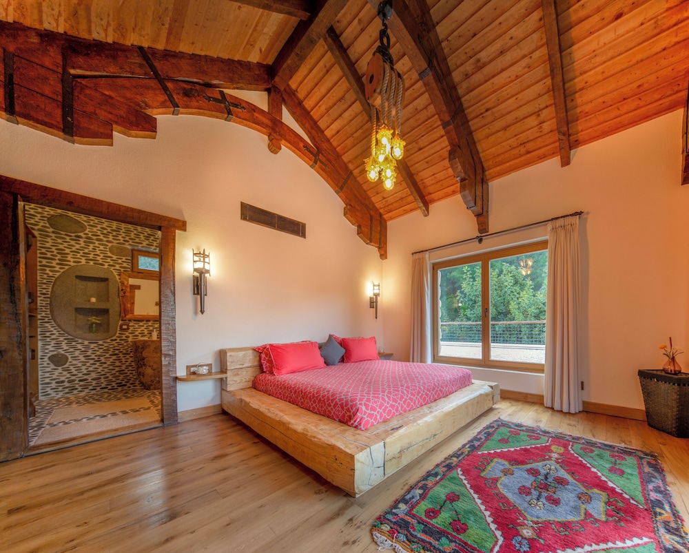 Private Island-Style Ultra Luxury Villa Estate
