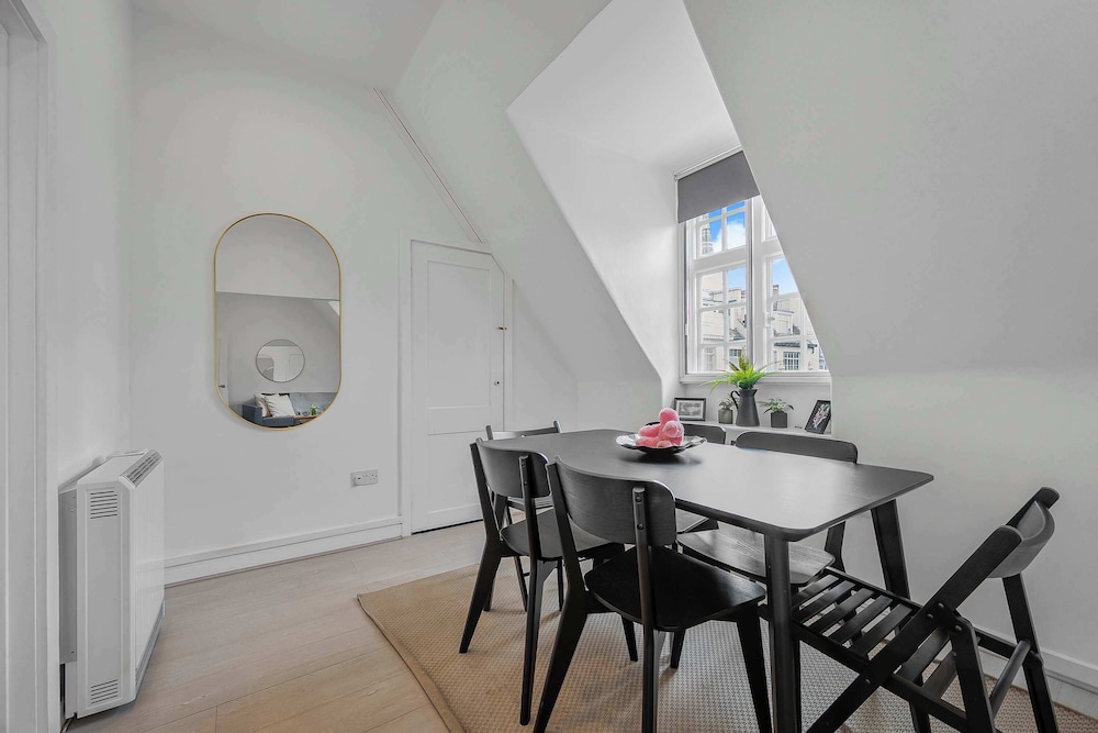 Mortimer s Mood - Fitzrovia - by Frankie Says