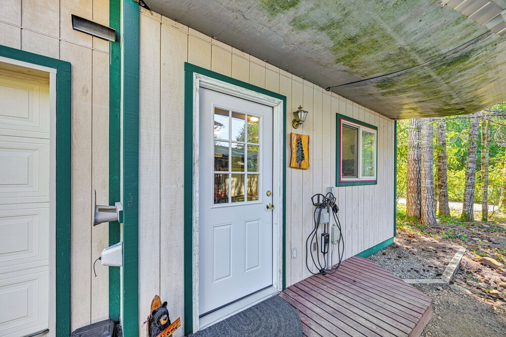 2 Mi to Lake Cushman Access: PNW Cabin Retreat!