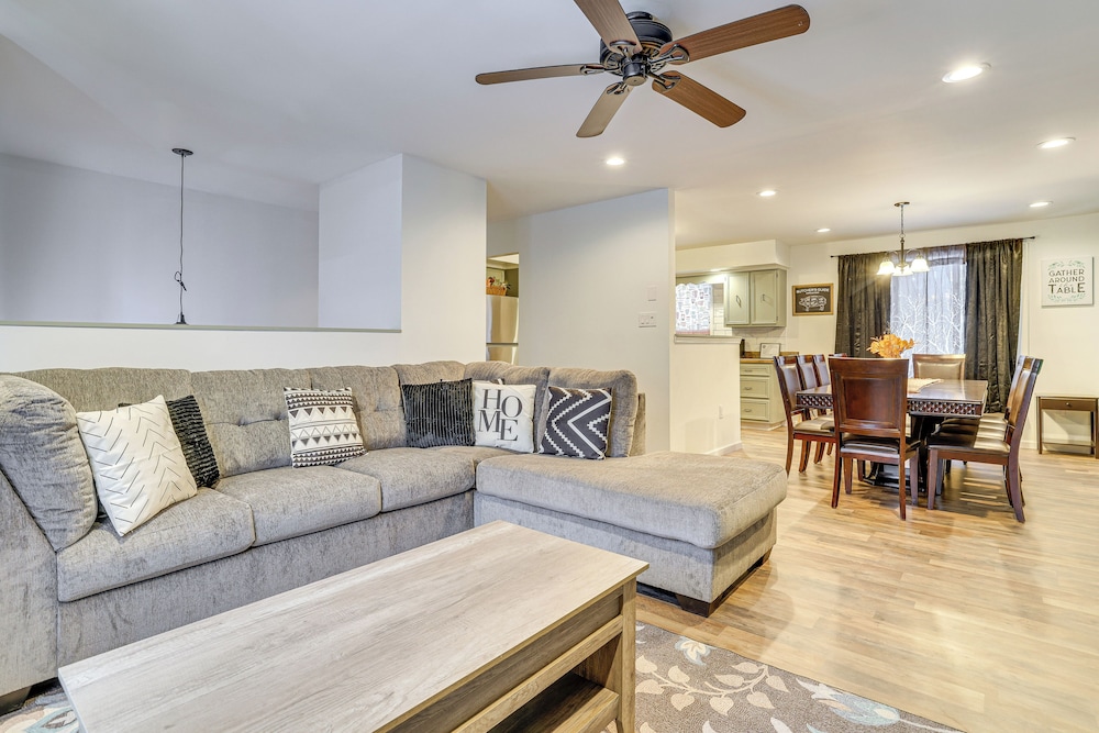 Theater, Game Room & Lake Access: Pocono Retreat