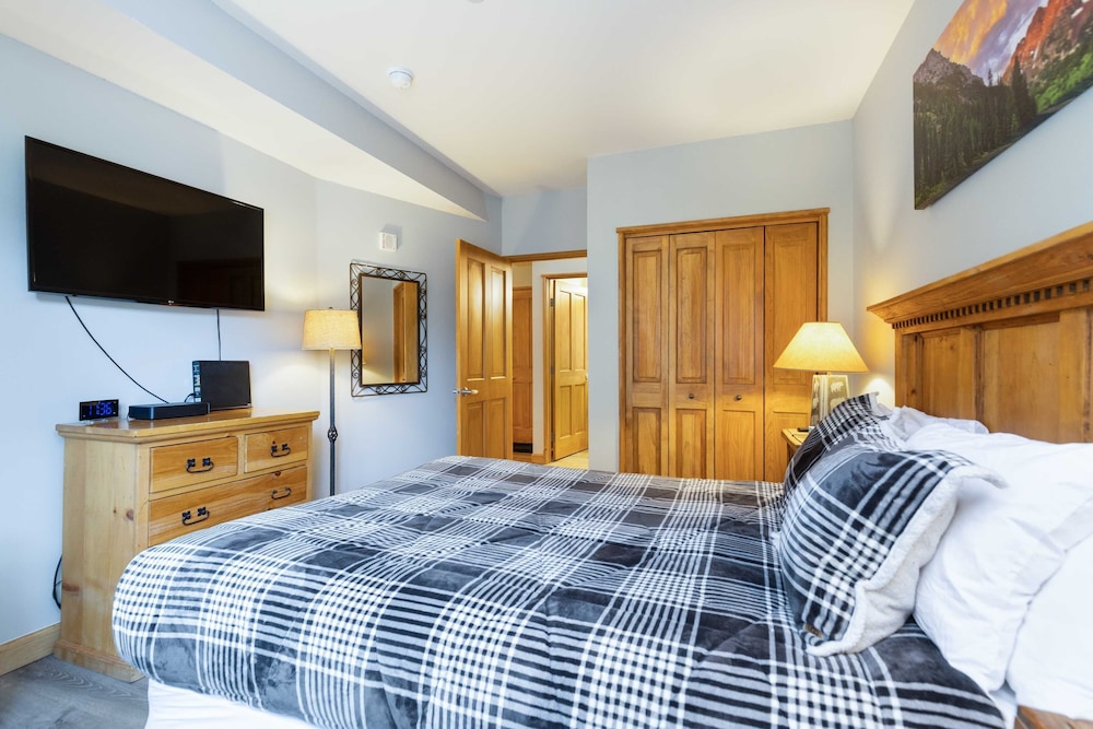 8045 Black Bear 1 Bedroom Condo by RedAwning view 3