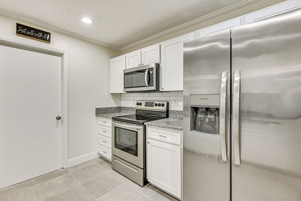 Pet-friendly Home w/ Lanais, Near Dtwn Tampa!