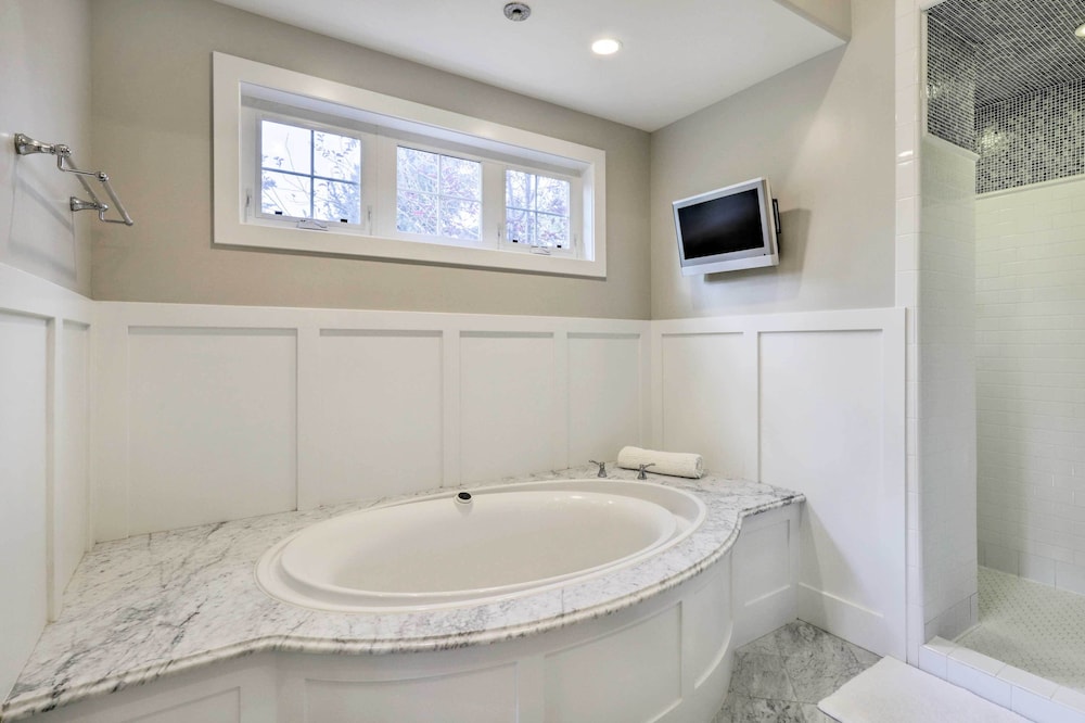 Luxe Sandy Home w/ Hot Tub: 9 Mi to Skiing!