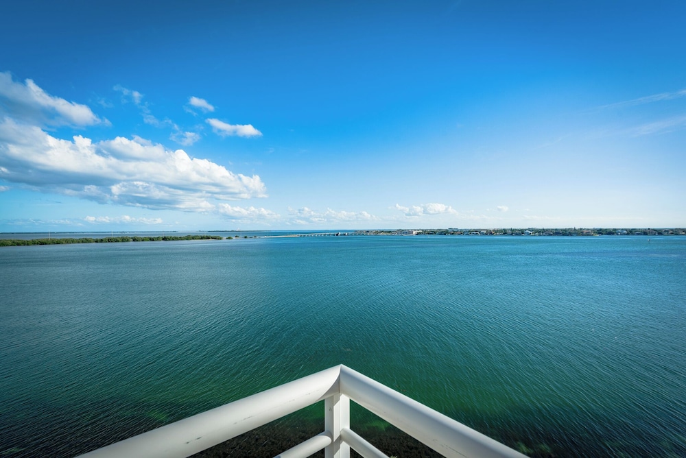 Bahia Vista 17-881 by Distinctive Beach Rentals
