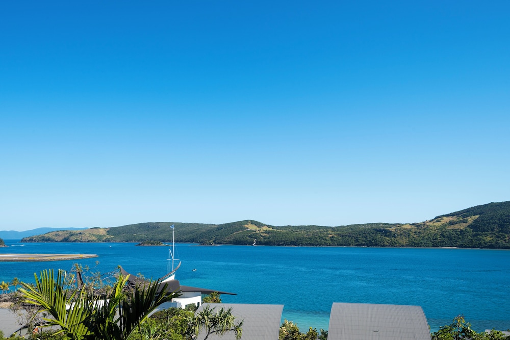 Casuarina Cove 16 Ocean View Deluxe Refurbished 3 Bedroom House Near Marina With Golf Buggy