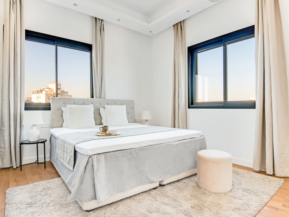 Sanders Crystal 1 - Large 4-bdr Penthouse With Shared Pool view 4