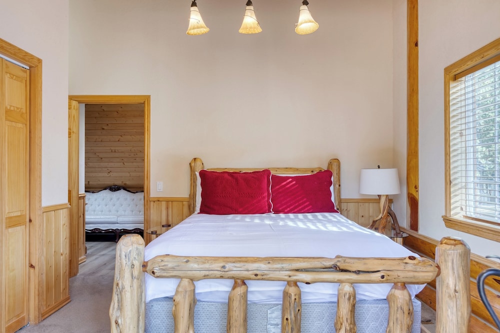 Pinetree Place by Avantstay Group Cabin w/ Hot Tub Minutes to the Lake