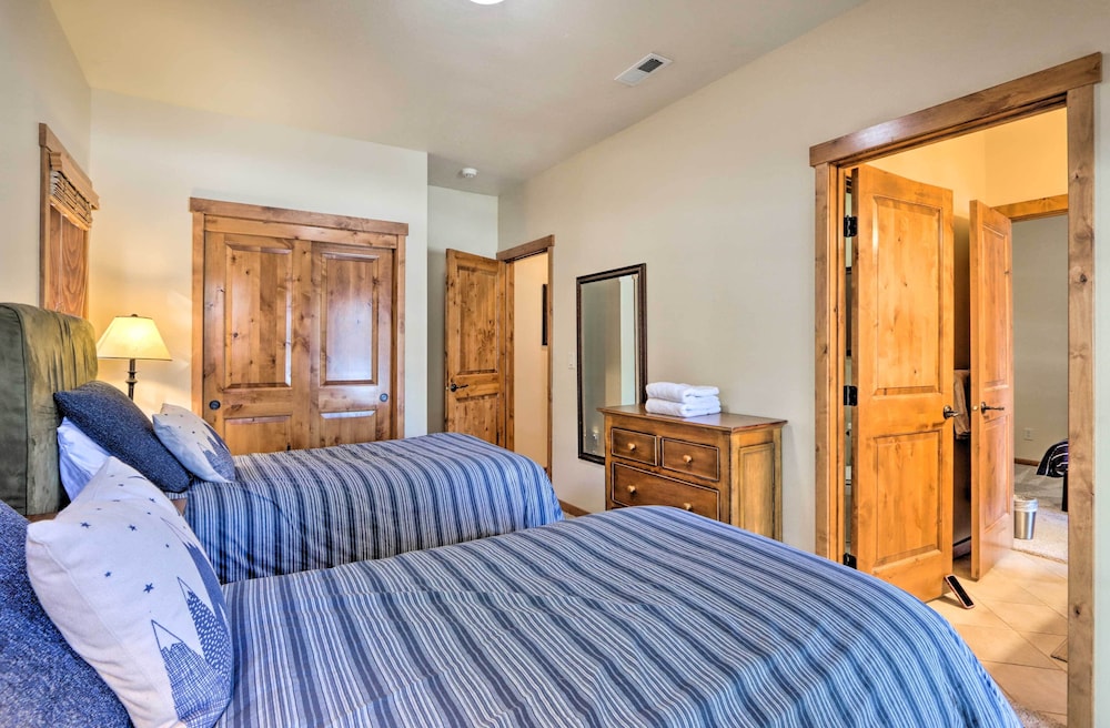 Ski-in/ski-out Donnelly Townhome w/ Hot Tub! view 5