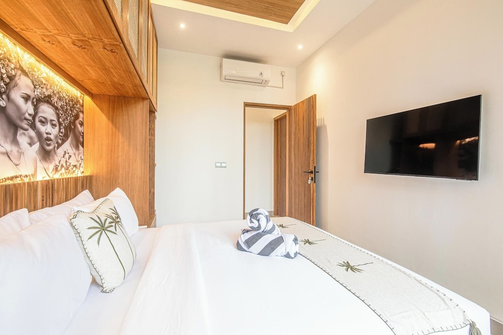 Luxury 5BR Retreat, 400m From Café Del Mar Shore