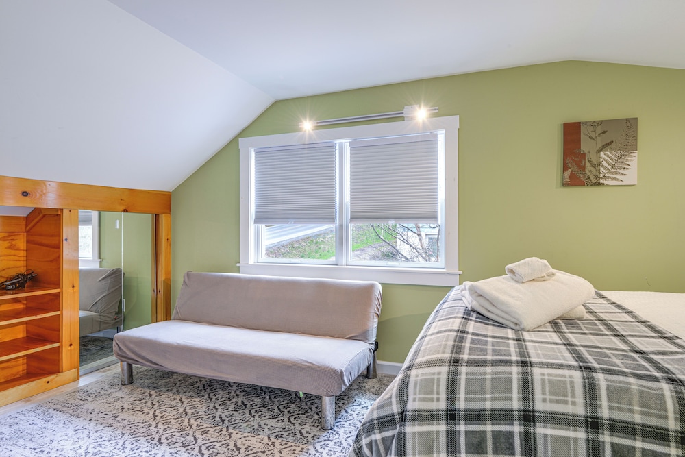 2 Mi to Mt Snow: Warm & Cozy Family Winter Retreat
