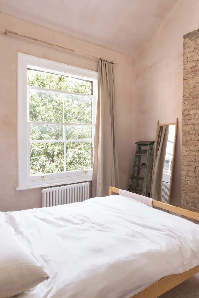 Rustic & Spacious 2BD Flat Near White City