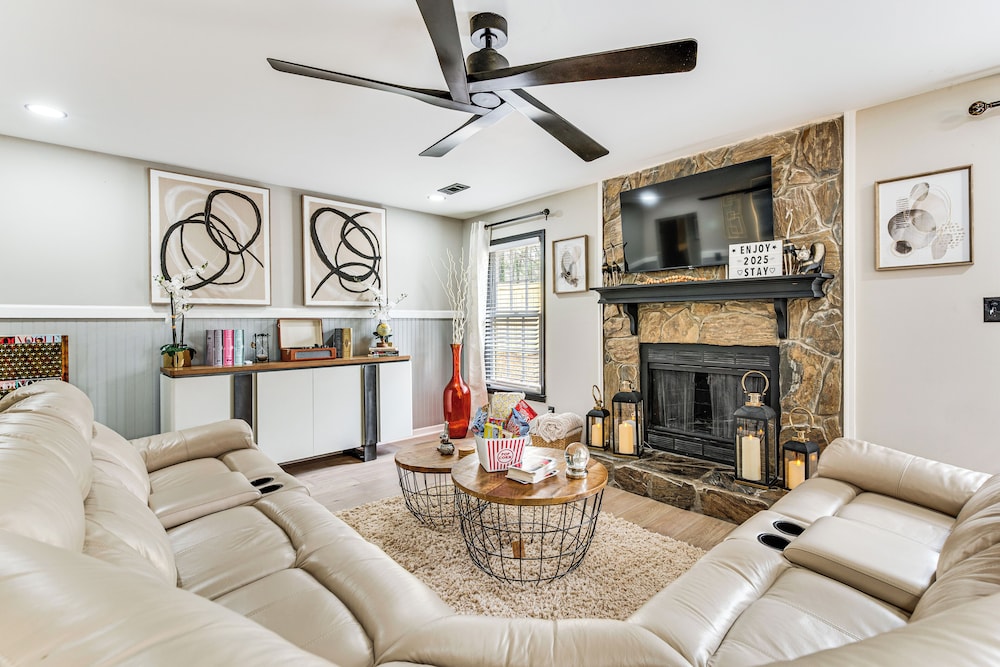 4 Mi to Airport: Atlanta Home w/ Deck & Hot Tub